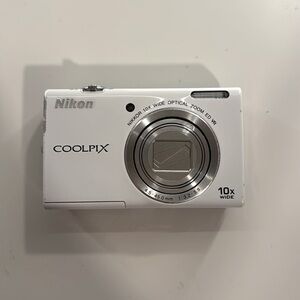Nikon coolpix 26200 - with memory card and battery (has some damages)